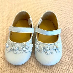 Brand new Janie & Jack Shoes size 18-24m. Never worn. Light blue.